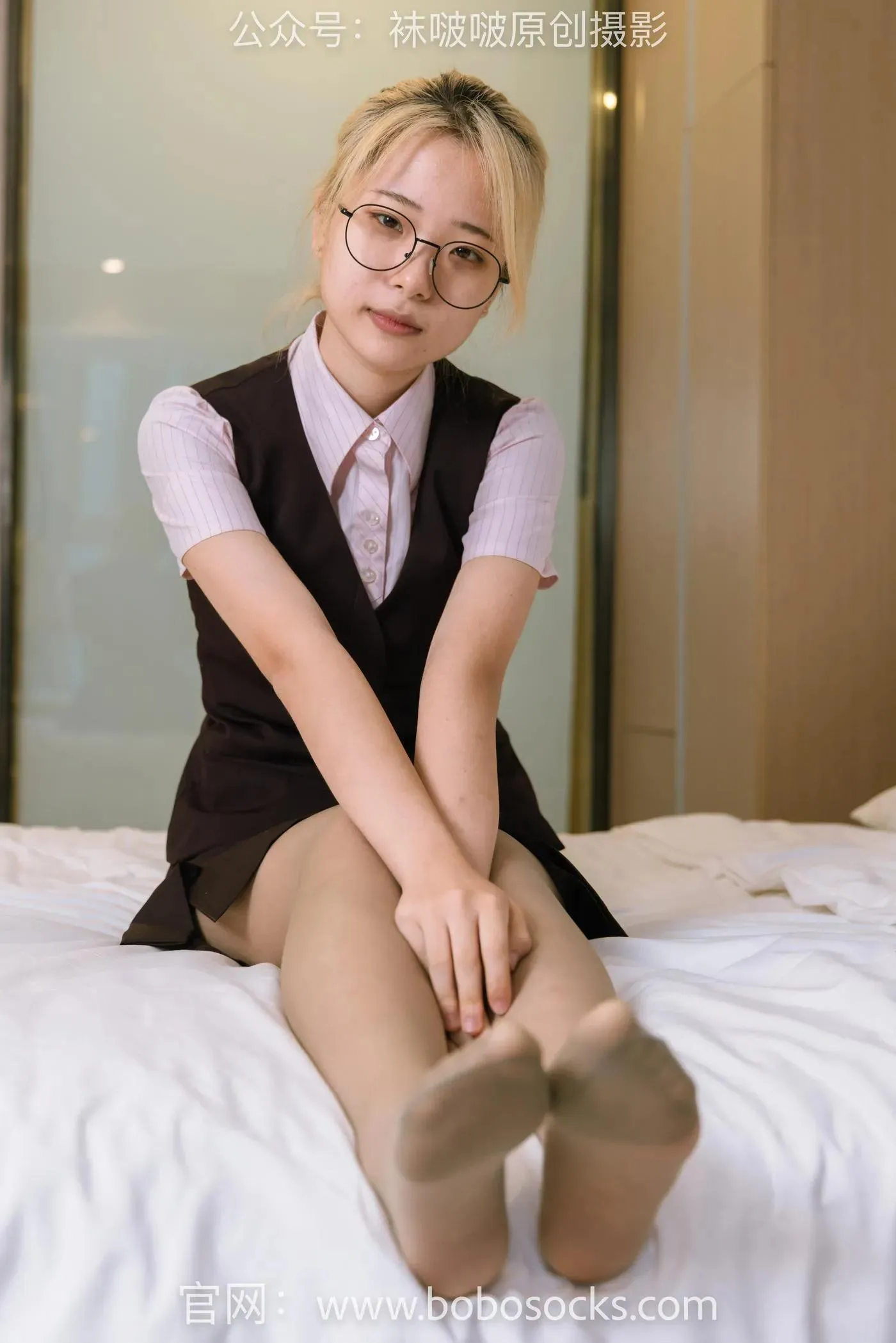 [BoBoSocks袜啵啵]NO.148 小淳-高跟鞋、咖啡丝、银行制服 [140P]插图8